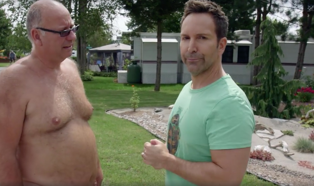 À voir : Éric Salvail visite un camp de nudistes