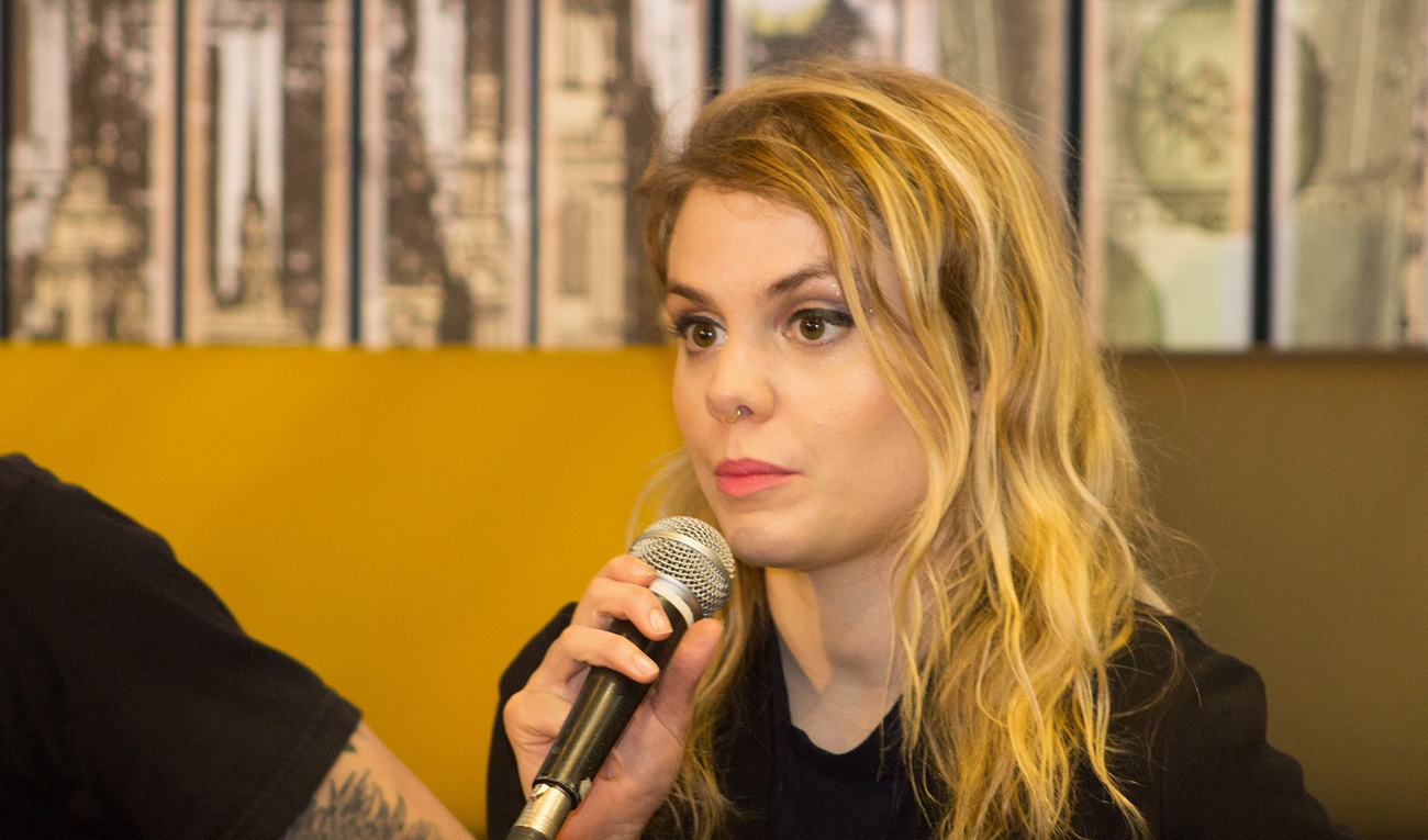 Coeur de pirate embrasse la transgenre Laura Jane Grace sur scène