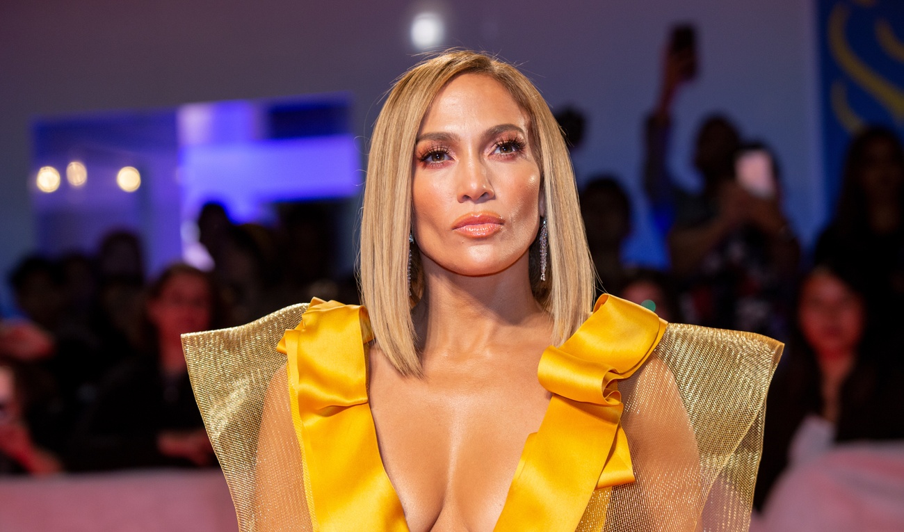 Image de l'article J.Lo en met plein la vue dans une robe sexy au Festival du Film de Toronto
