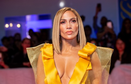 Image de l'article J.Lo en met plein la vue dans une robe sexy au Festival du Film de Toronto