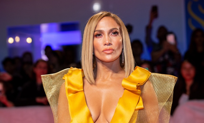 Image de l'article J.Lo en met plein la vue dans une robe sexy au Festival du Film de Toronto