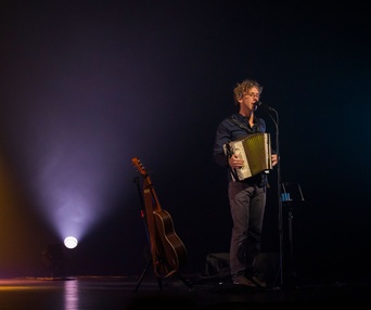 Fred Pellerin dans son nouveau spectacle, La descente aux affaires