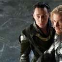 Tom Hiddleston et Chris Hemsworth dans le film Thor