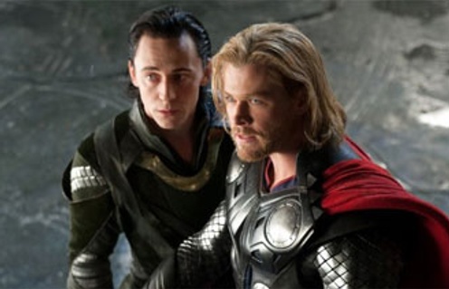 Tom Hiddleston et Chris Hemsworth dans le film Thor