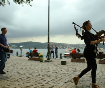 Une scène du film The Music of Strangers