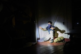 Une scène du film It Comes At Night