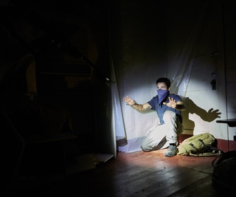 Une scène du film It Comes At Night