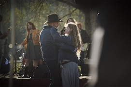 Une scène du film Les cowboys Une scène du film Les cowboys
