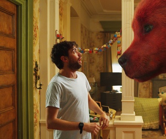 Une scène du film Clifford the Big Red Dog