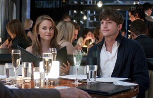 Natalie Portman et Ashton Kutcher dans le film No Strings Attached