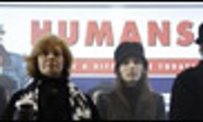 Bande-annonce en français du film L'aube des survivants