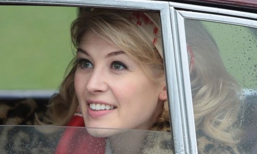 Rosamund Pike et Dominic West rejoingnent Rowan Atkinson