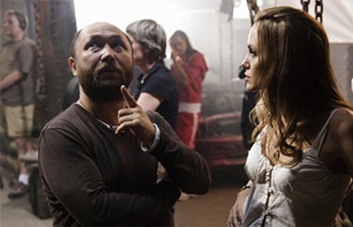 Timur Bekmambetov et Angelina Jolie sur le plateau de Wanted