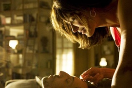 Une scène du film Un bonheur n'arrive jamais seul Une scène du film Un bonheur n'arrive jamais seul