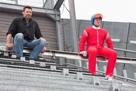 Une scène du film Eddie the Eagle Une scène du film Eddie the Eagle