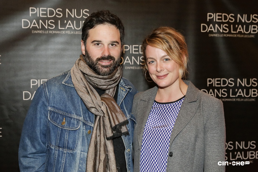 Sur le tapis rouge du film Pieds nus dans l'aube