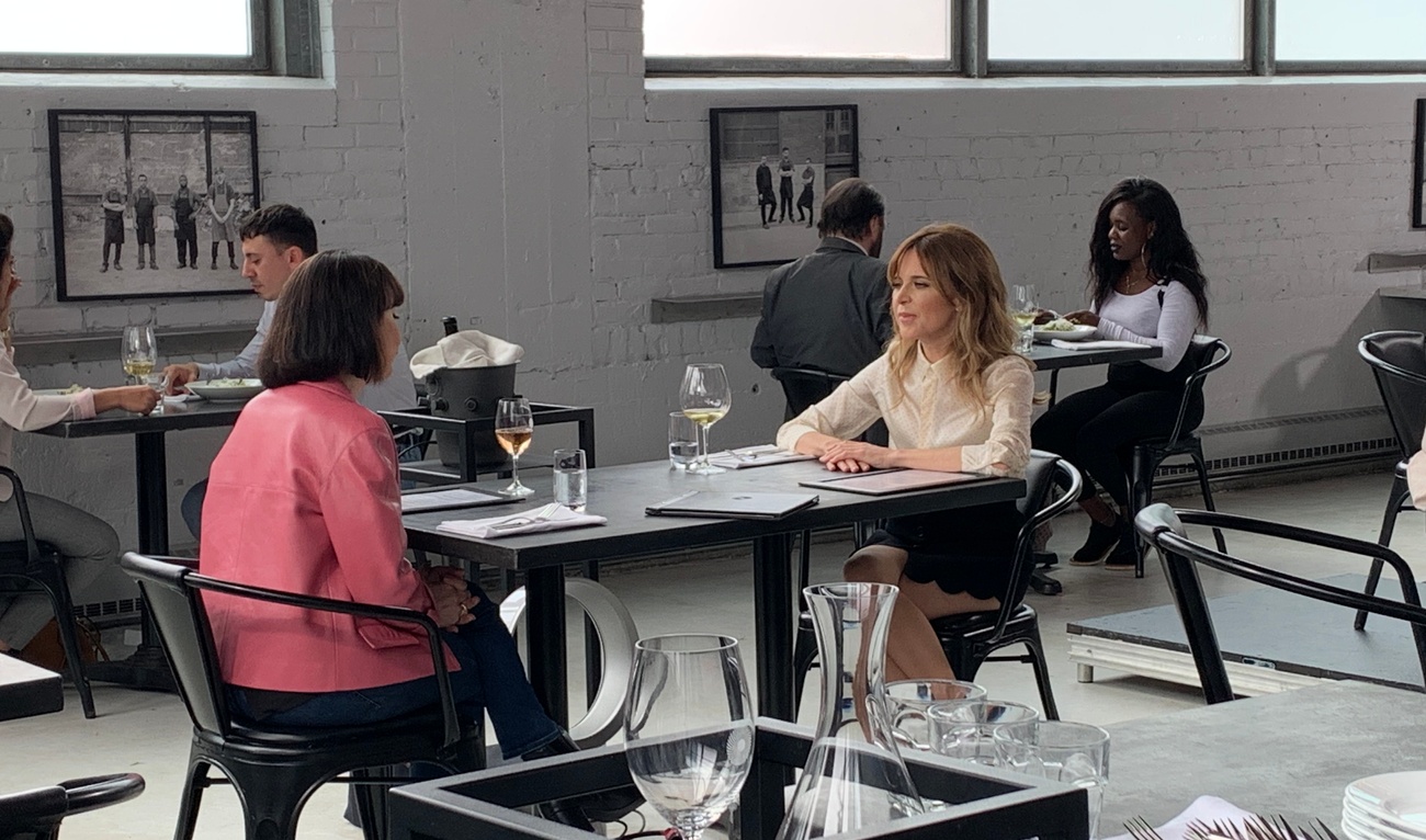 Image de l'article C'est juste de la télé commente «l'affrontement» de Julie Snyder et Anne Dorval à L'autre midi à la table d'à côté