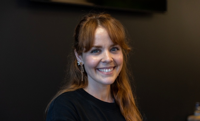 Image de l'article Photo : Noémie O'Farrell de «Sorcières» défile enceinte sur un tapis rouge