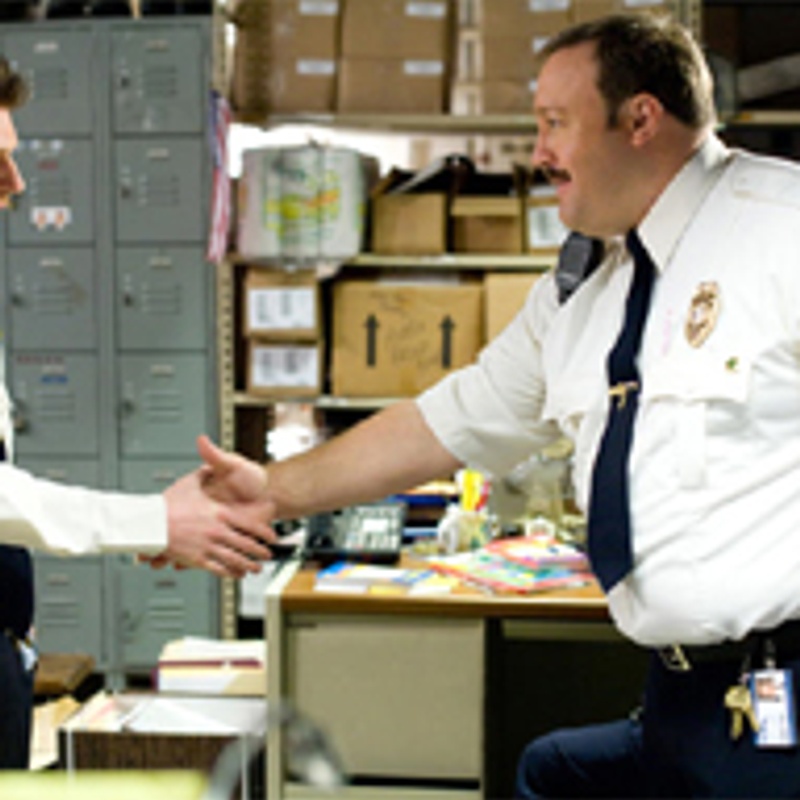 Keir O'Connell et Kevin James dans Paul Blart : Mall Cop