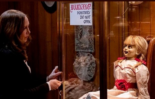 Une scène du film Annabelle Comes Home