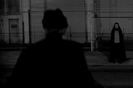 Une scène du film A Girl Walks Home Alone at Night Une scène du film A Girl Walks Home Alone at Night