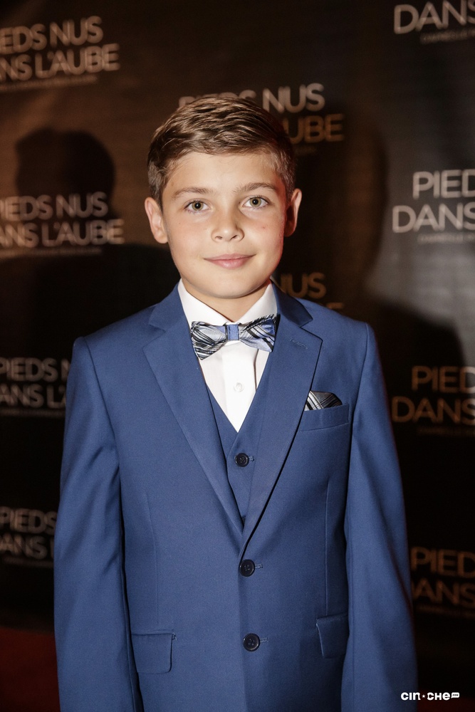 Sur le tapis rouge du film Pieds nus dans l'aube