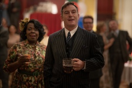 Une scène du film Mrs. Harris Goes to Paris