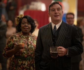 Une scène du film Mrs. Harris Goes to Paris