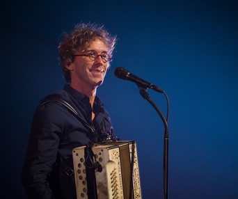 Fred Pellerin dans son nouveau spectacle, La descente aux affaires