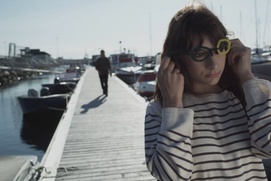 Une scène du film Un parallèle plus tard Une scène du film Un parallèle plus tard