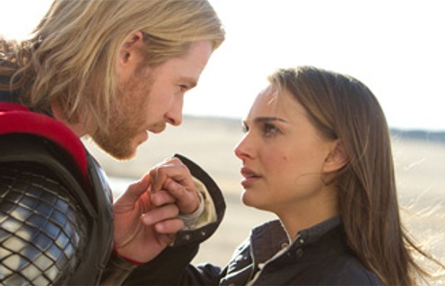 Chris Hemsworth et Natalie Portman dans le film Thor