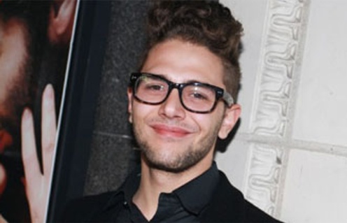 Xavier Dolan sur le tapis rouge du film Le baiser du barbu