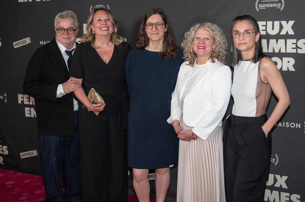 Tapis rouge de Deux femmes en or