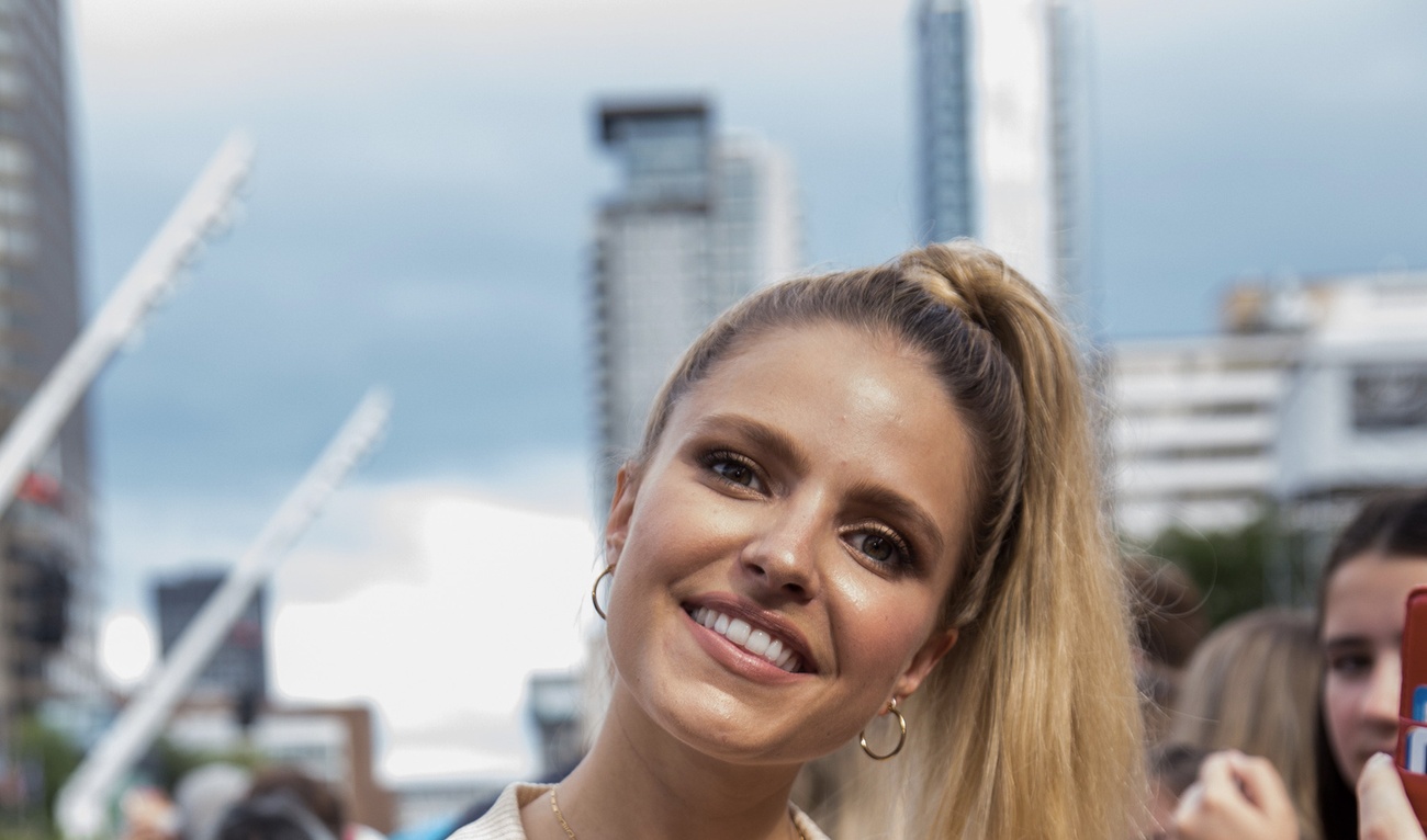 Un look incroyable pour Sarah-Jeanne Labrosse à la tête de Révolution