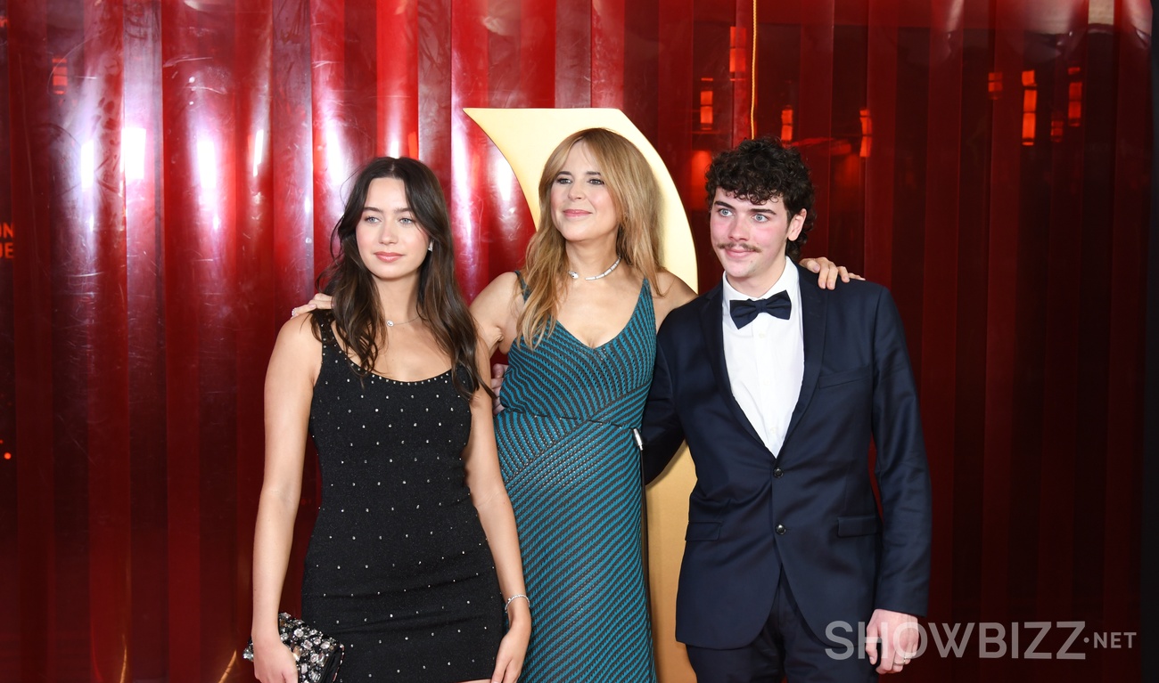 Image de l'article Romy, la fille de Julie Snyder, fouille dans les archives de sa mère pour son costume d'Halloween