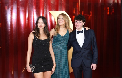 Image de l'article Romy, la fille de Julie Snyder, fouille dans les archives de sa mère pour son costume d'Halloween