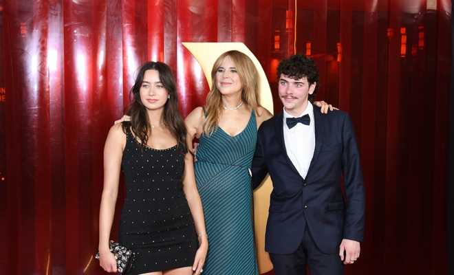 Image de l'article Romy, la fille de Julie Snyder, fouille dans les archives de sa mère pour son costume d'Halloween