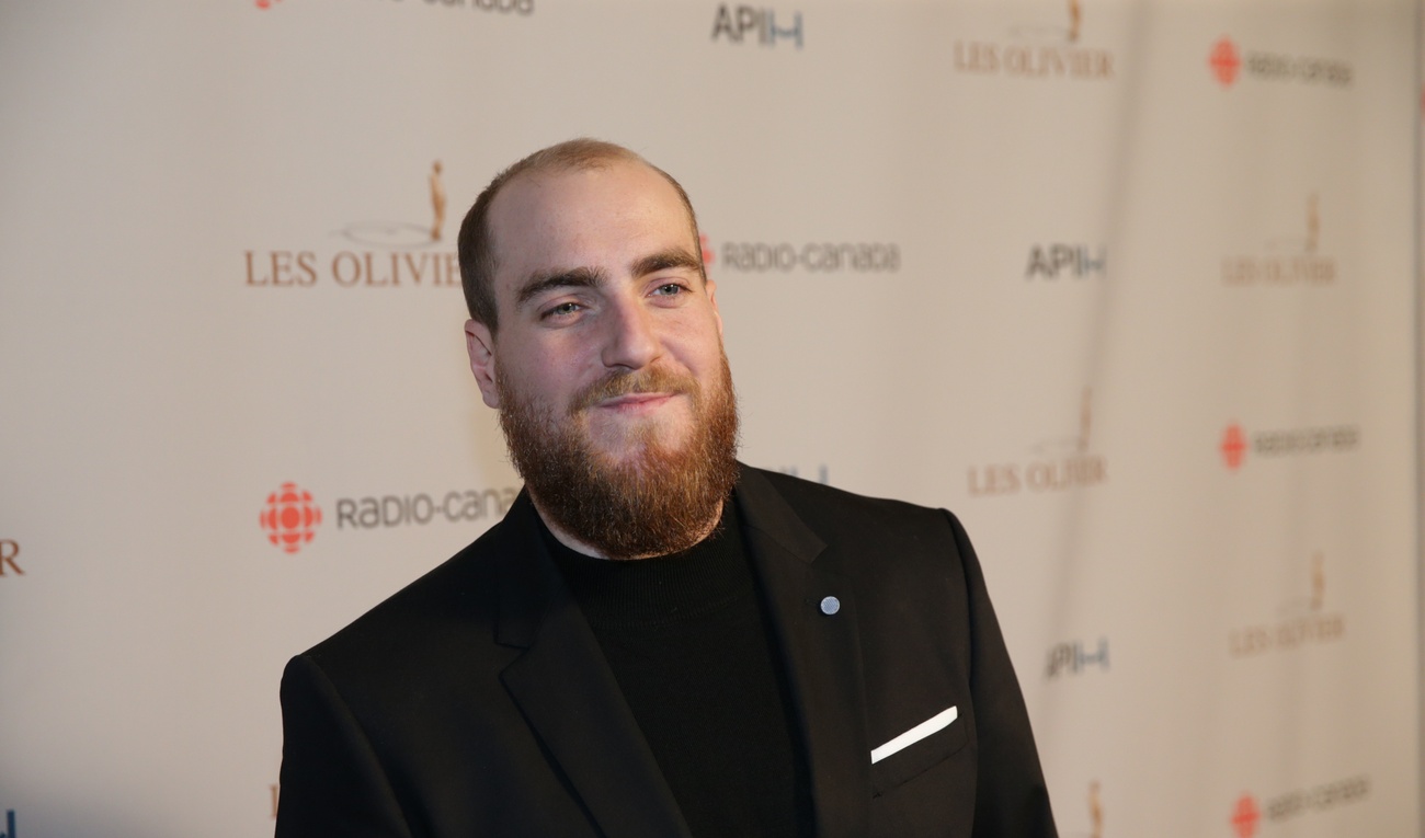Phil Roy présente son amoureuse sur le tapis rouge des Olivier 2018