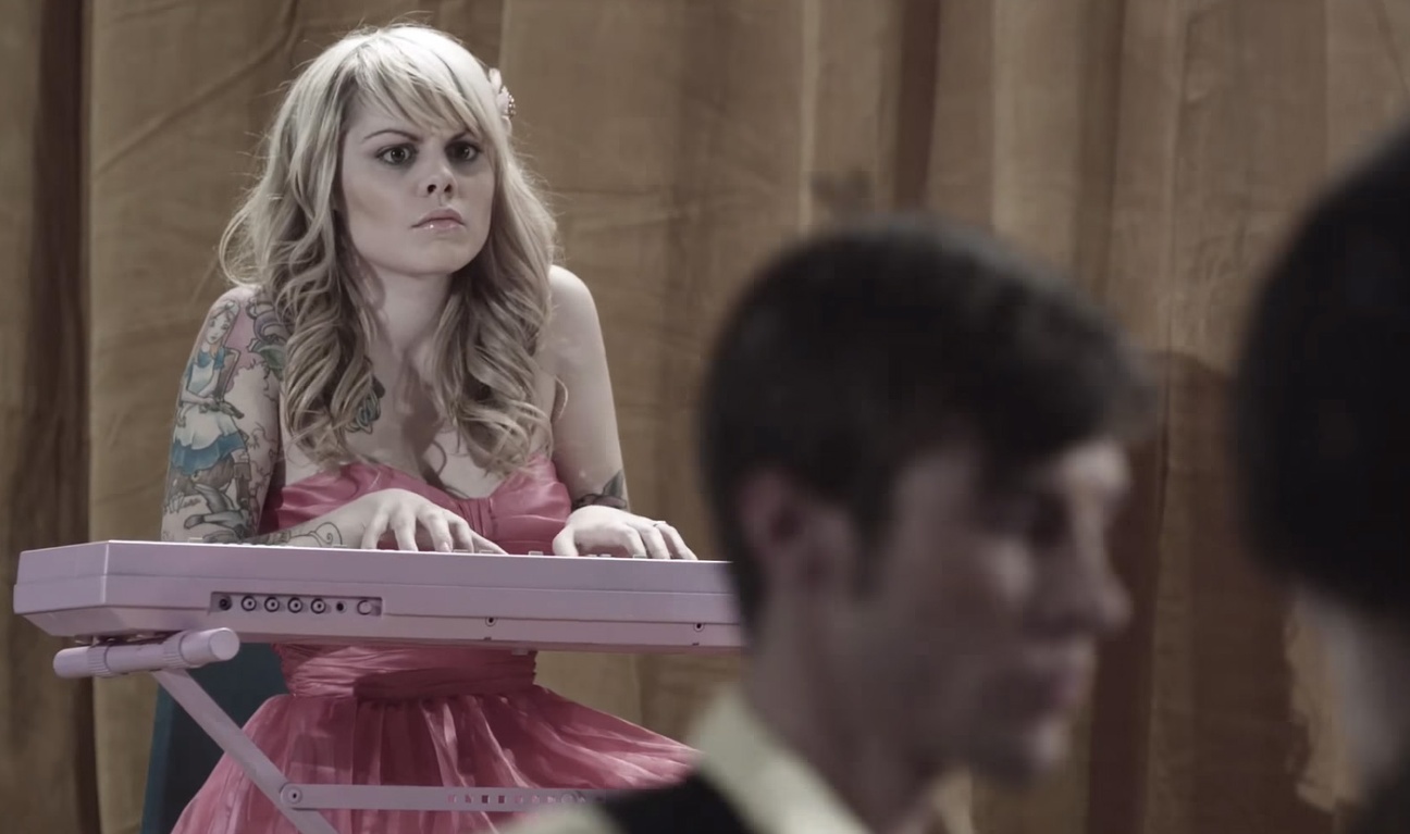 Qu'est-ce qu'un queer : Les journalistes démunis face à l'annonce de Coeur de pirate