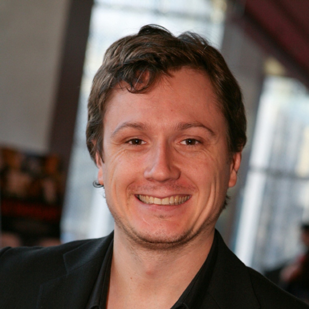 Simon Olivier Fecteau sur le tapis rouge du film Le banquet