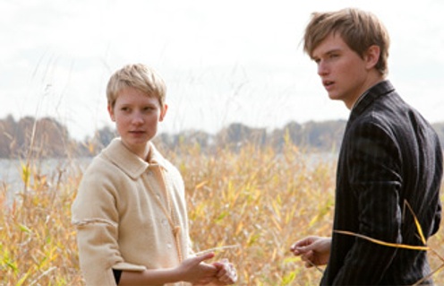 Henry Hopper et Mia Wasikowska dans Restless