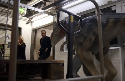 Chris Pratt surpris par des dinosaures