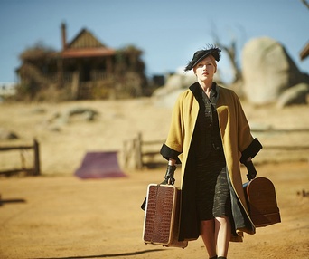 Une scène du film The Dressmaker