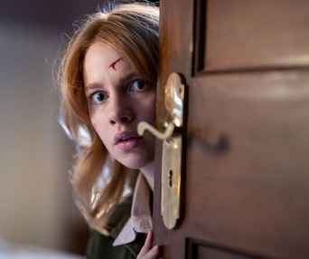 Une scène du film Girl at the Window