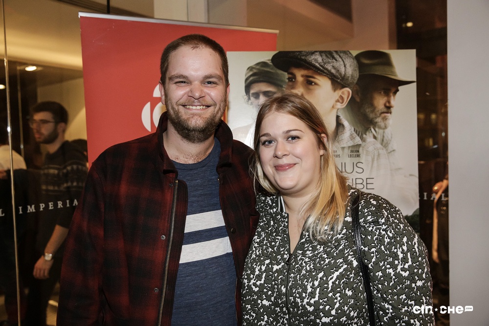 Sur le tapis rouge du film Pieds nus dans l'aube
