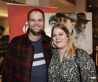 Sur le tapis rouge du film Pieds nus dans l'aube