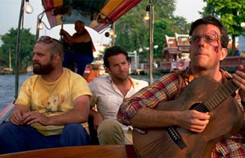 Bradley Cooper, Zach Galifianakis et Ed Helms dans le film The Hangover Part II