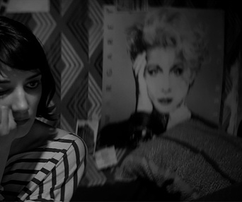 Une scène du film A Girl Walks Home Alone at Night