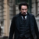 John Cusack dans le film The Raven