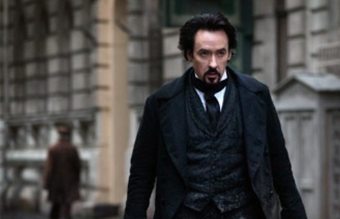 John Cusack dans le film The Raven